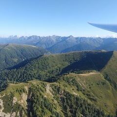 Flugwegposition um 15:23:14: Aufgenommen in der Nähe von Gemeinde Obertilliach, 9942 Obertilliach, Österreich in 2215 Meter